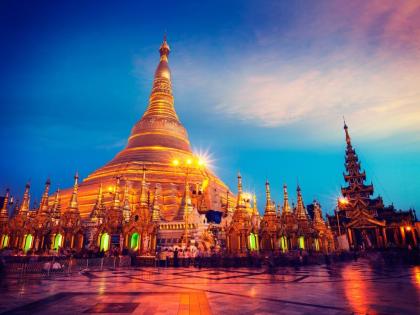 Shwedagon-Paya-pagoda-in-the-evening.-Yangon-Myanmar-Burma