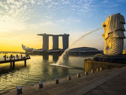 Merlion with Marina bay sands in background